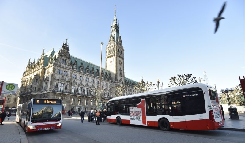 E-Bus vor Rathaus