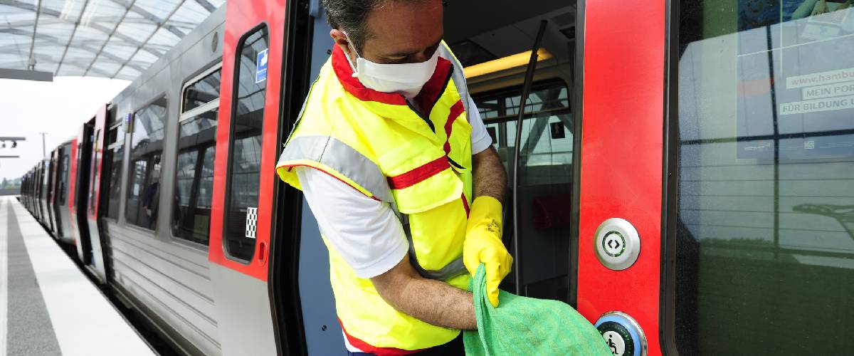 Hygieneteams im Einsatz gegen Corona - Wieso Busse und Bahnen nun doch desinfiziert werden