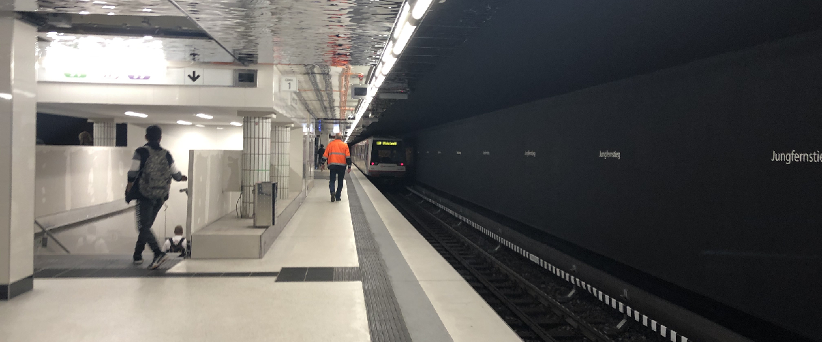 Schwarz-weiß statt Orange – Was es mit dem neuen Design an der U1-Haltestelle Jungfernstieg auf sich hat