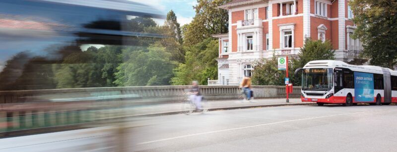 Foto eines Busses, der an einer Haltestelle steht