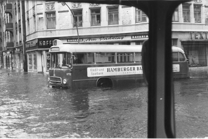 HOCHBAHN-Bus nach Sturmflut