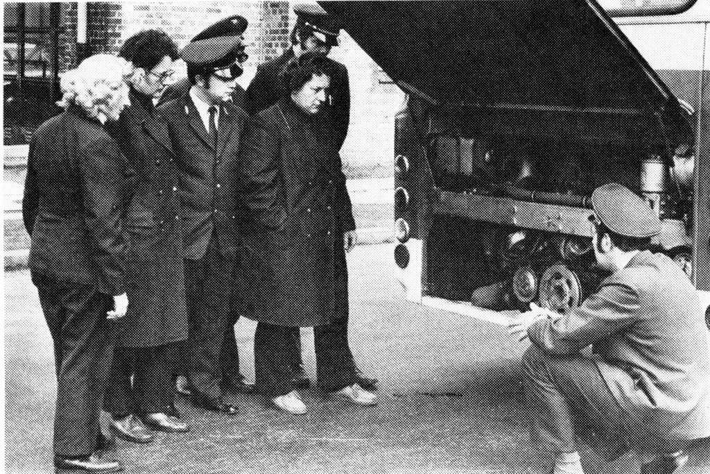 Die ganze Ausbildungsklasse beim Praxisunterricht am Heckmotor eines Busses, 1972