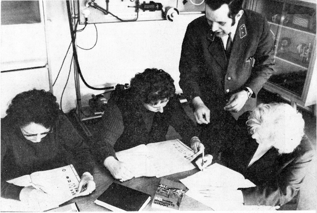 Theorieunterricht während der Ausbildung zur Busfahrerin bei der HOCHBAHN. Zu sehen: Elfride Land, Ingeborg Morgenstern und Gundula Jablonski im Jahr 1972