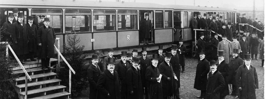 Teilnehmer der Eröffnungsfahrt auf dem Betriebshof in der Hellbrookstraße