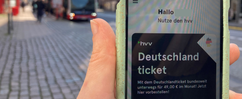 Foto eines Smartphones mit geöffnetem Deutschlandticket