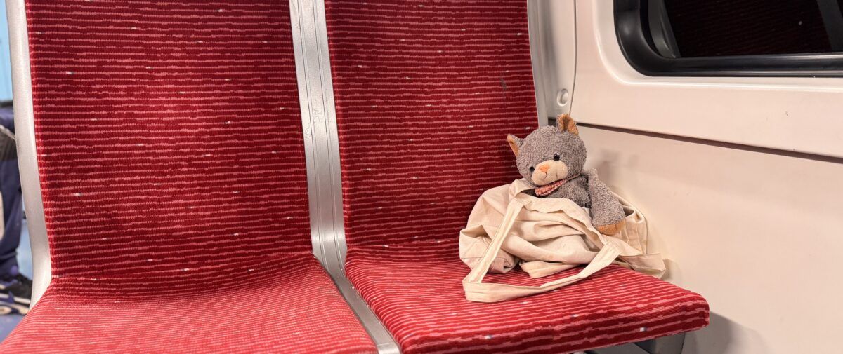 Foto einer in der U-Bahn vergessenen Tasche mit Kuscheltier