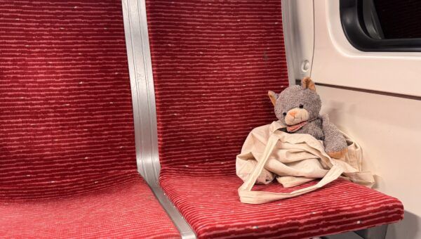 Foto einer in der U-Bahn vergessenen Tasche mit Kuscheltier