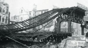 Das U-Bahn-Viadukt der Strecke nach Rothenburgsort im Nagelsweg, aufgenommen nach dem Feuersturm im Juli 1943.