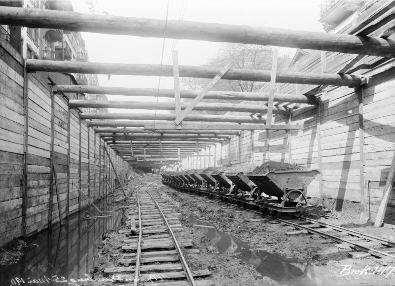 Baugrube mit Blick aus dem Tunnel in der Fruchtalle im Mai 1911.