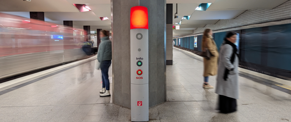 Foto einer Notrufsäule am Bahnsteig