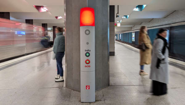 Foto einer Notrufsäule am Bahnsteig