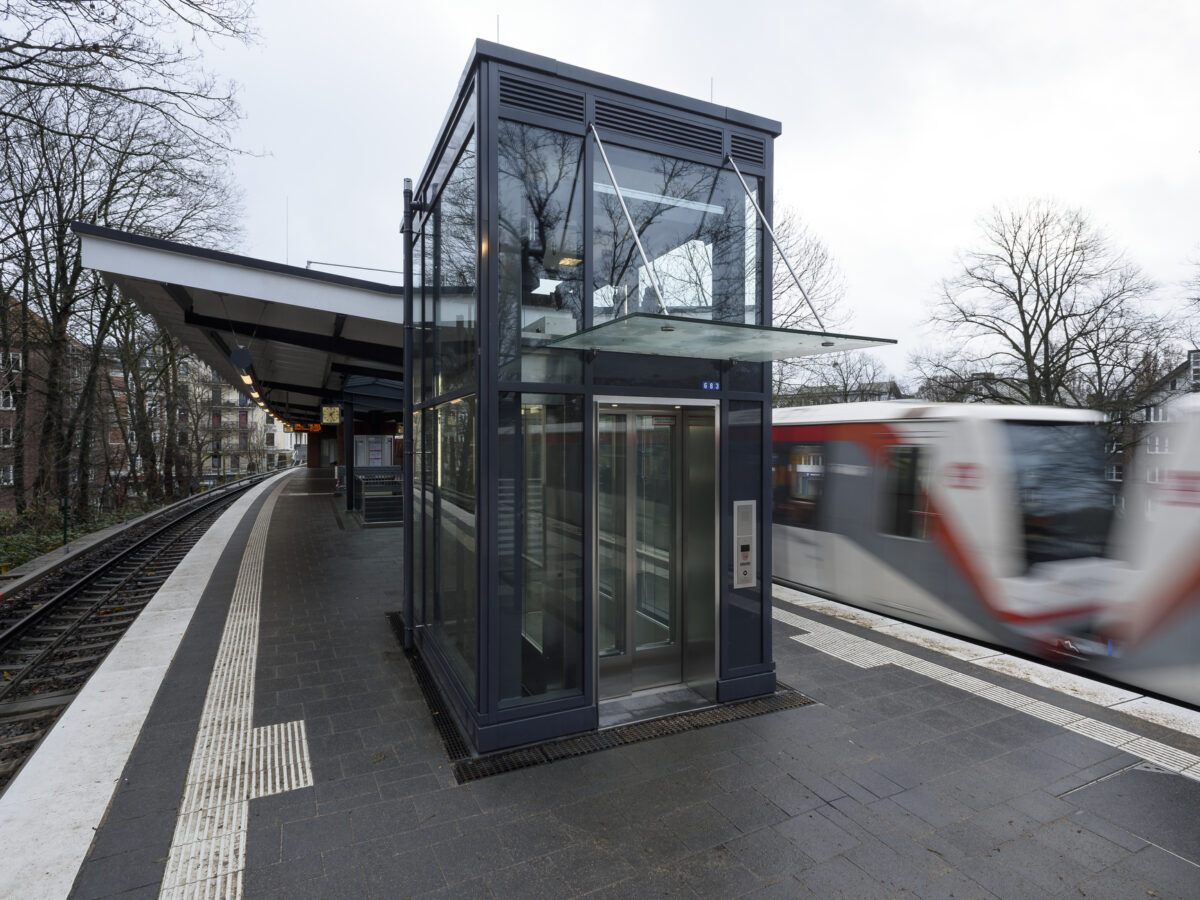 Foto des neuen Aufzugs an der U Hudtwalckerstraße im Bahnsteigbereich