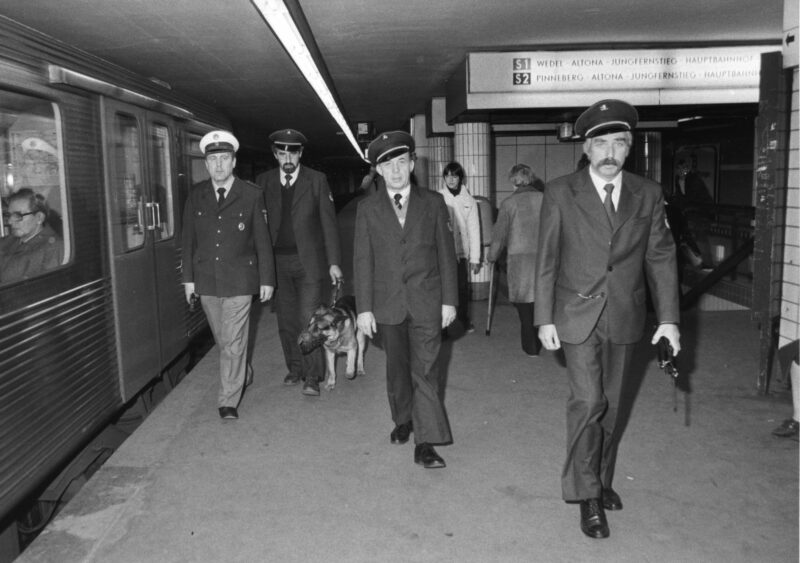 Die Ordnungsgruppe, der Vorgänger der Hochbahn-Wache, auf der Streife am Bahnsteig