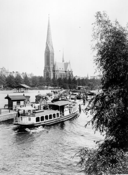 Der Dampfer mit dem Namen "Falke" und im Hintergrund die Getrudenkirche.