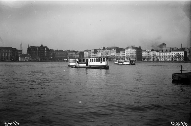 Ein Dampfer auf der Alster kurz vor Beginn des 20. Jahrhunderts.