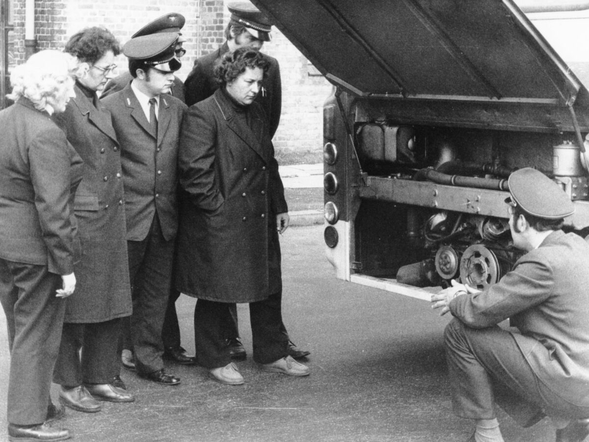 Erste Frauen in der Busfahrschule