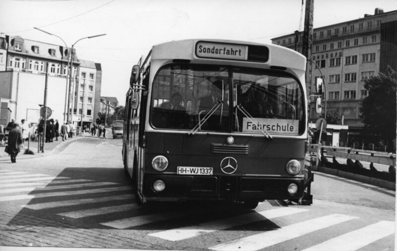 Einer der ersten HOCHBAHN-Fahrschulbusse im Einsatz