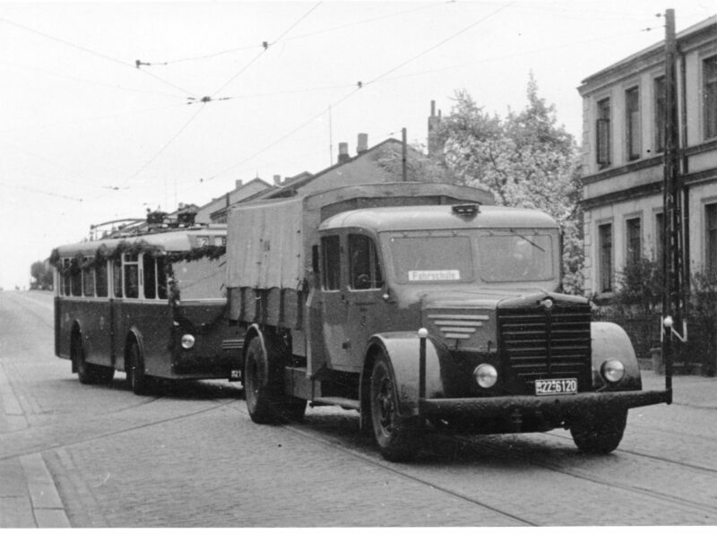 Mehrere Fahrschulbusse der Busfahrschule in den 1950er Jahren.