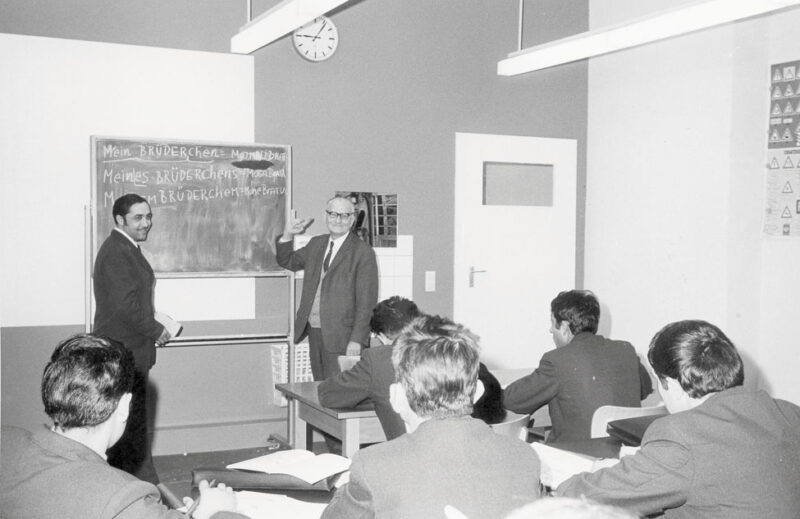 In den 1970er Jahren lernten die Gastarbeiter deutsch in der Busfahrschule.