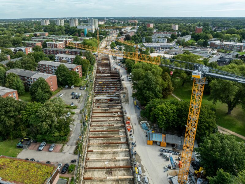 Die Baugrube der künftigen Haltestelle Stoltenstraße ist noch offen.