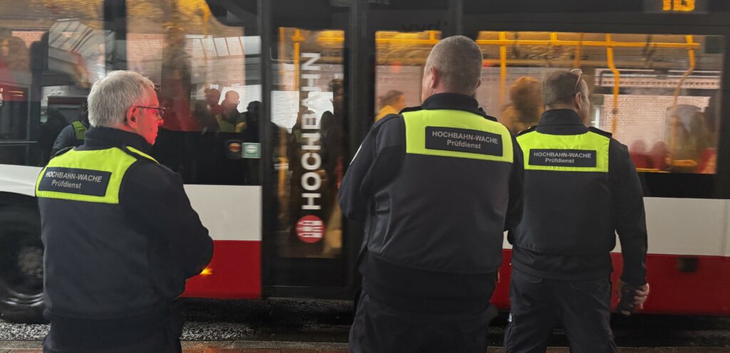 Foto der Hochbahn-Wache bei der Fahrscheinkontrolle