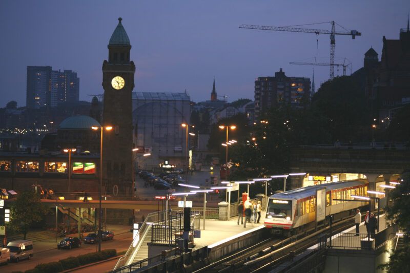 Seit den frühen 2000er jJahren fährt die U-Bahn nachts durchgehend,