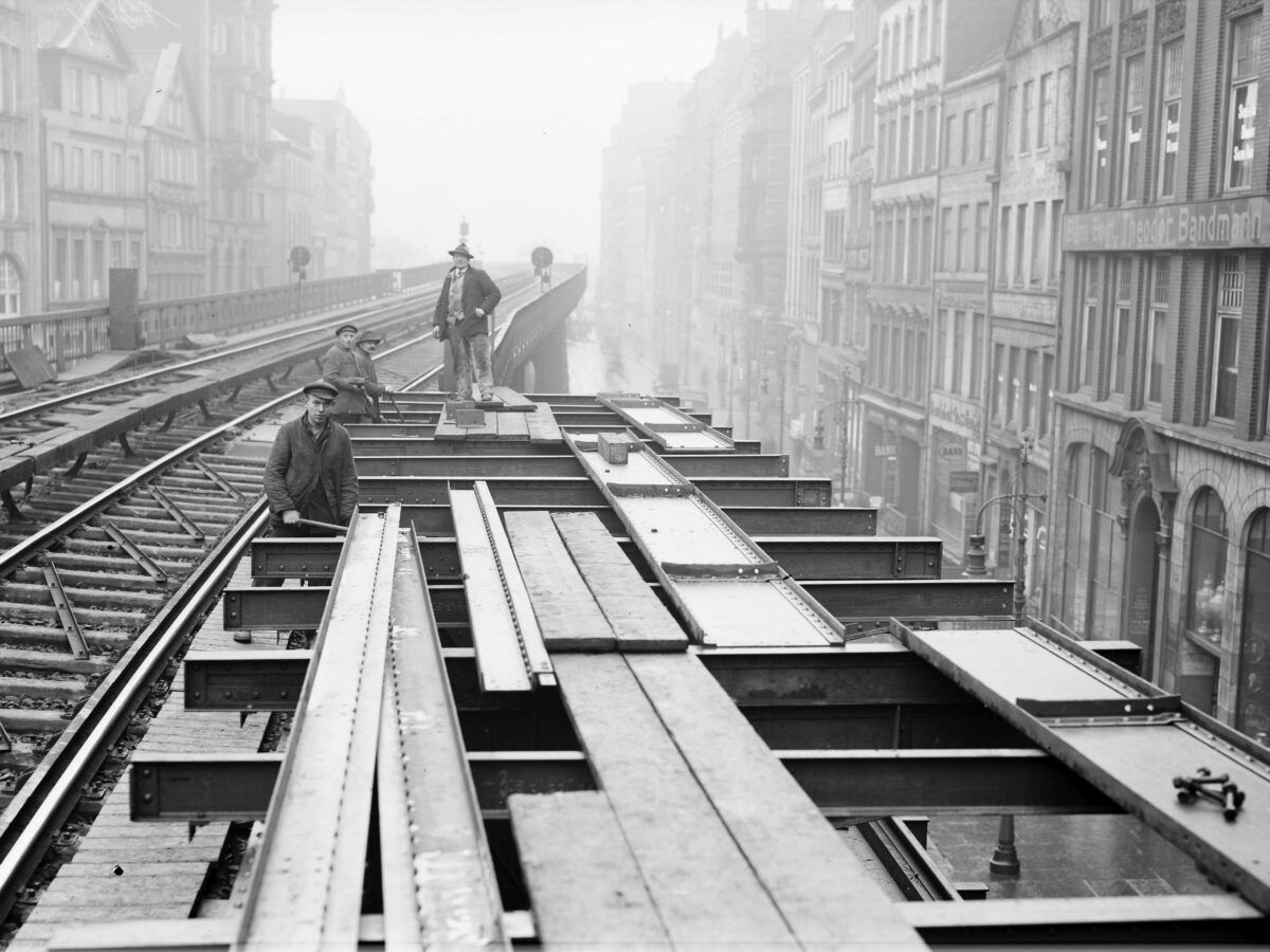 Arbeiten zur Verlängerung des Bahnsteigs am Rödingsmarkt