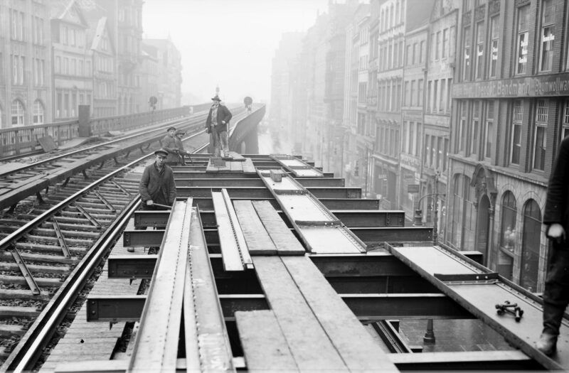 Die Verlängerung des Bahnsteigs der historischen Haltestelle Rödingsmarkt im Prozess.