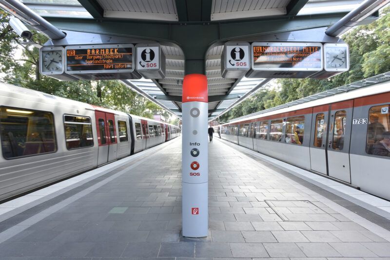 Notrufsäule am Bahnsteig