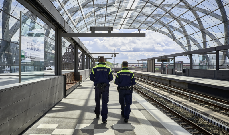 Zwei Mitarbeiter der HOCHBAHN-Wache an der Haltestelle Elbbrücken.