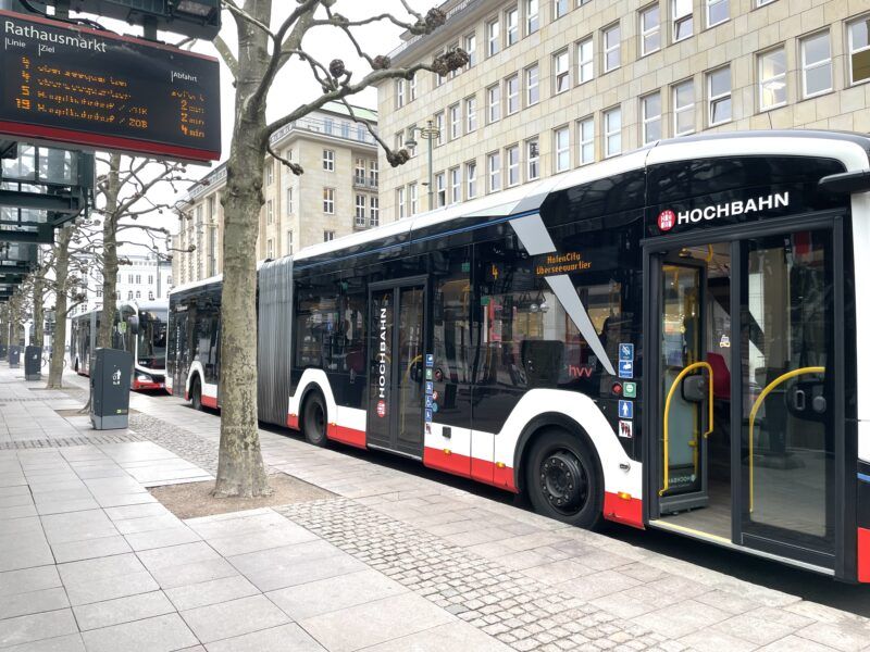 Ein weiteres Element sind taktile Beschriftungen. Was es vereinzelt z.B. in Bussen oder Aufzügen schon länger gibt, wird jetzt ausgeweitet: Gerade diesen Monat hat die HOCHBAHN die Handläufe an der Haltestelle Jungfernstieg (die ja schon für Menschen ohne Sehbehinderung schnell unübersichtlich wird!) mit Plaketten ausgestattet. In Blinden- und Klarschrift geben sie jetzt Orientierung, zu welchem Ausgang oder Bahnsteig die Treppe vor einem führt. Auch hier tut sich also was. Klar ist aber auch: Damit sich Betroffene auf ihrer gesamten Reise gut zurechtfinden, muss (und wird) das Konzept auf weitere Haltestellen ausgeweitet werden.