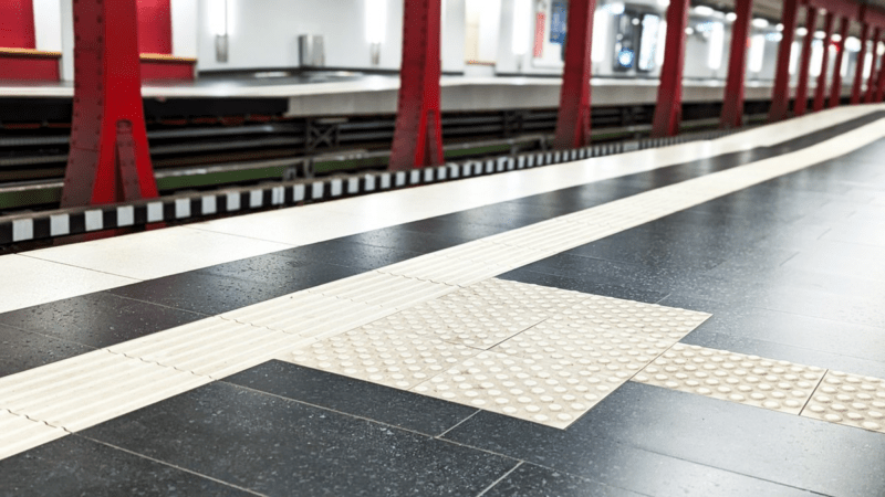 Foto eines taktilen Leitstreifens am Bahnsteig der U-Bahn-Haltestelle Rathaus