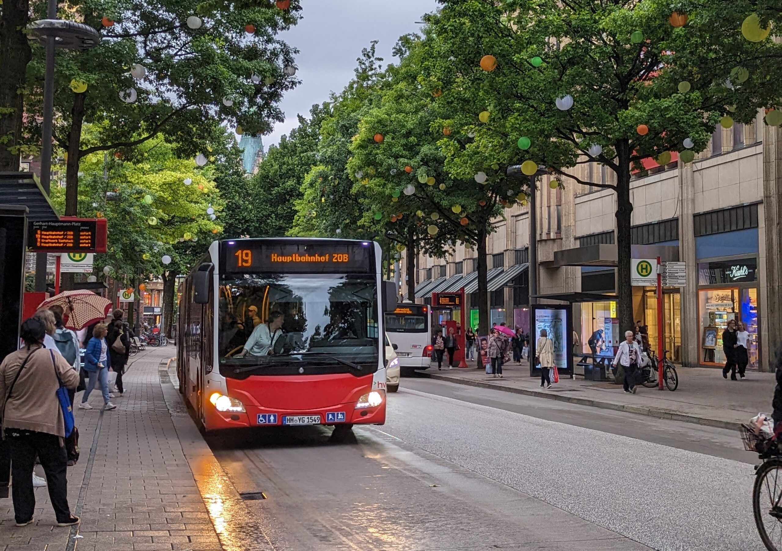 Ein Bus in der Mönckebergstraße.
