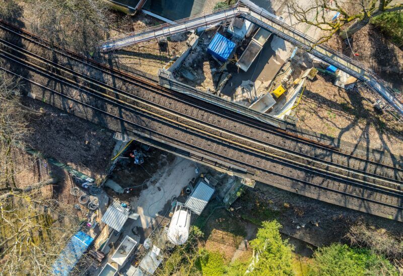Ein Foto von der Brücke am Lerchenberg aus der Vogelperspektive.