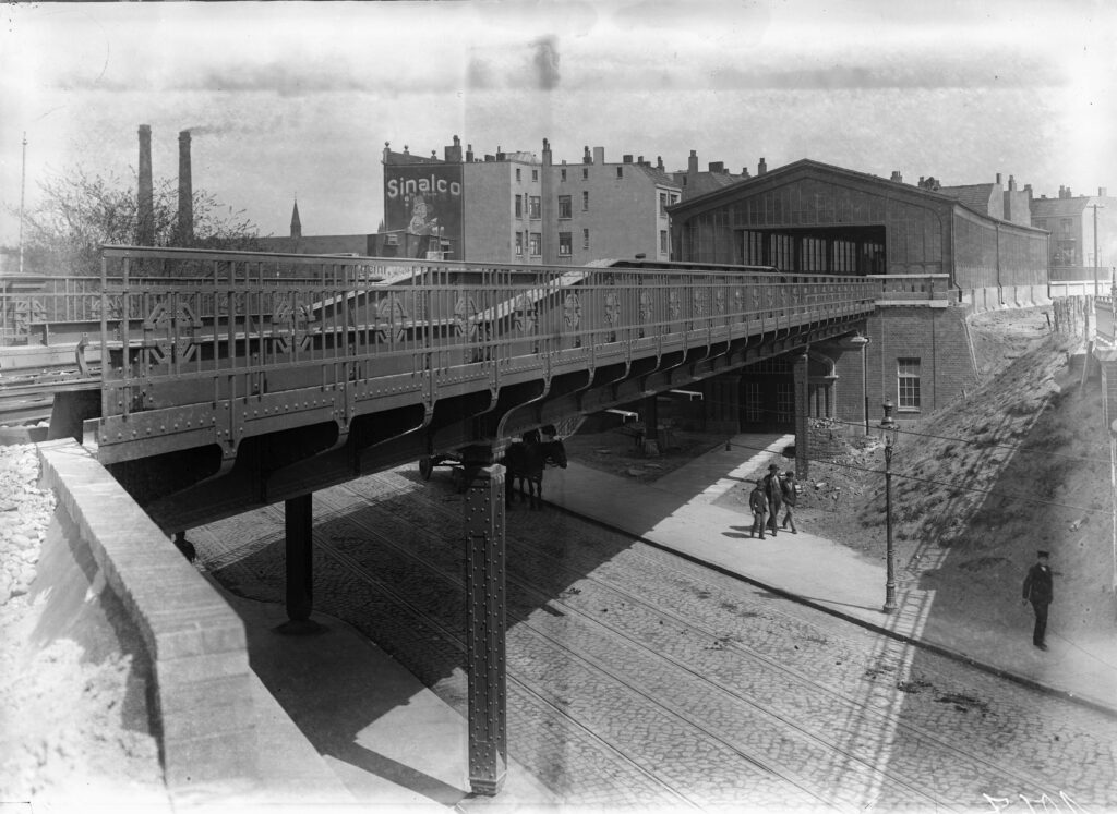 Die Haltestelle Brückenstraße