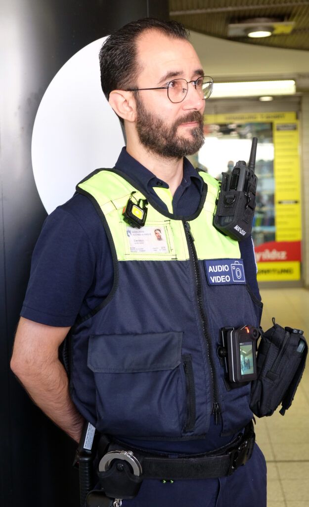Ein Hochbahn-Wache-Kollege mit Bodycam