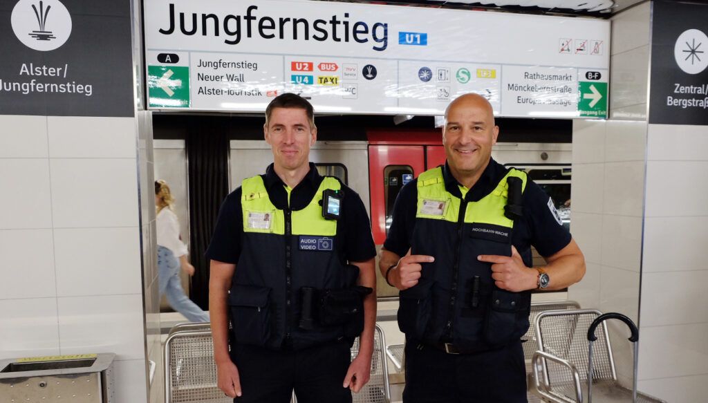 Das Foto zeigt zwei Kollegen von der Hochbahn-Wache, die die neuen Bodycams an ihrer Uniform angebracht haben.