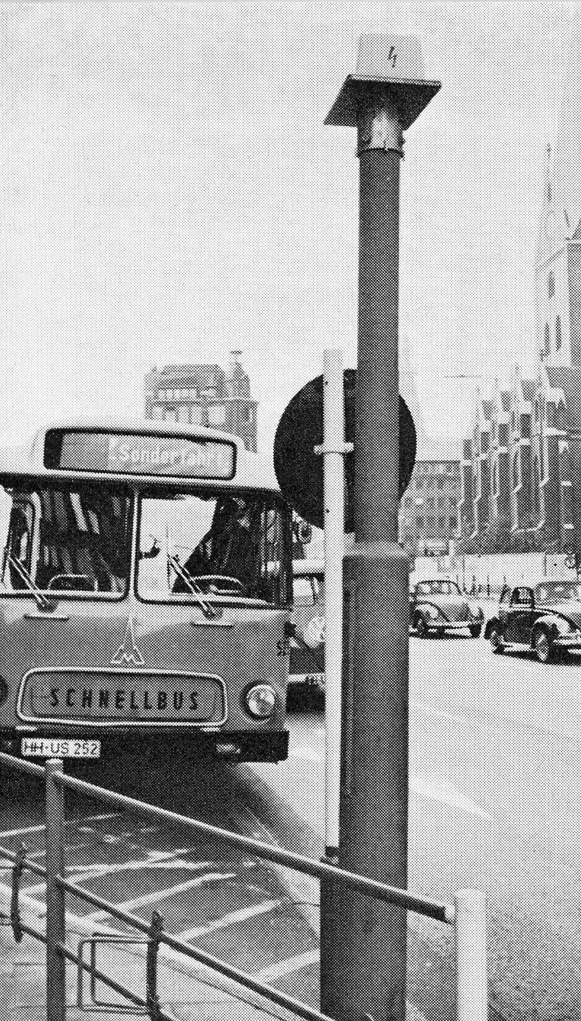 Das Foto aus dem Jahr 1965 zeigt einen Sendemast, welcher einen Ortscode weiterleitete.