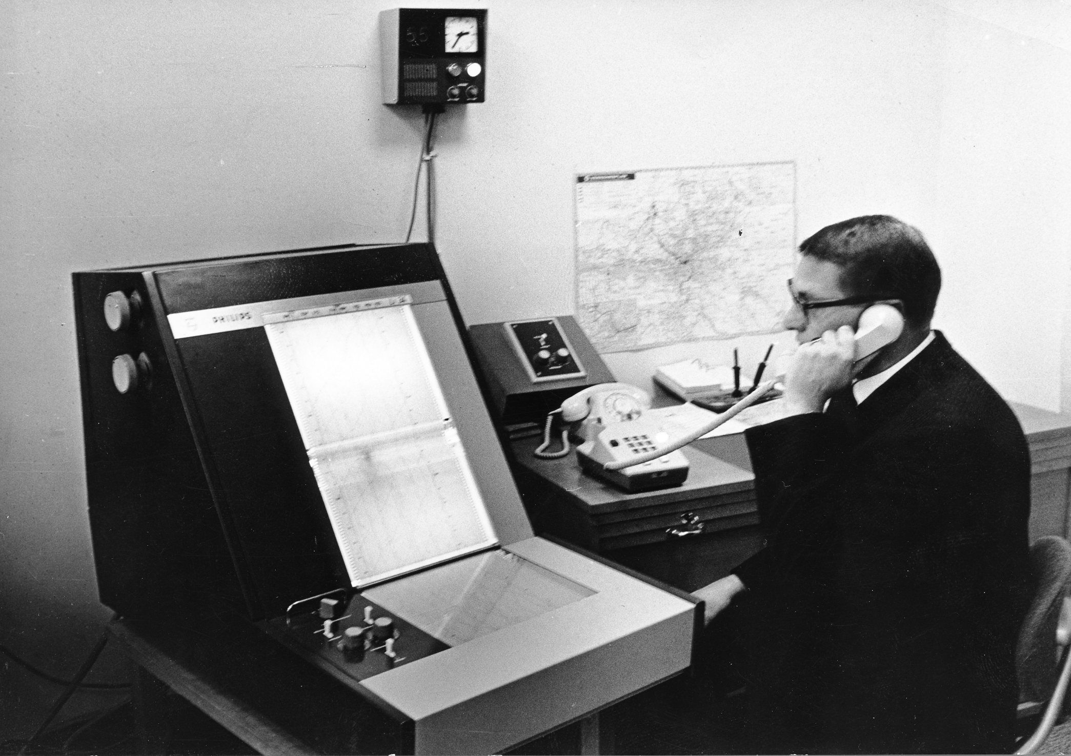 Ein Liniendisponent am Telefon in der Leitstelle der Hochbahn im Jahr 1965.