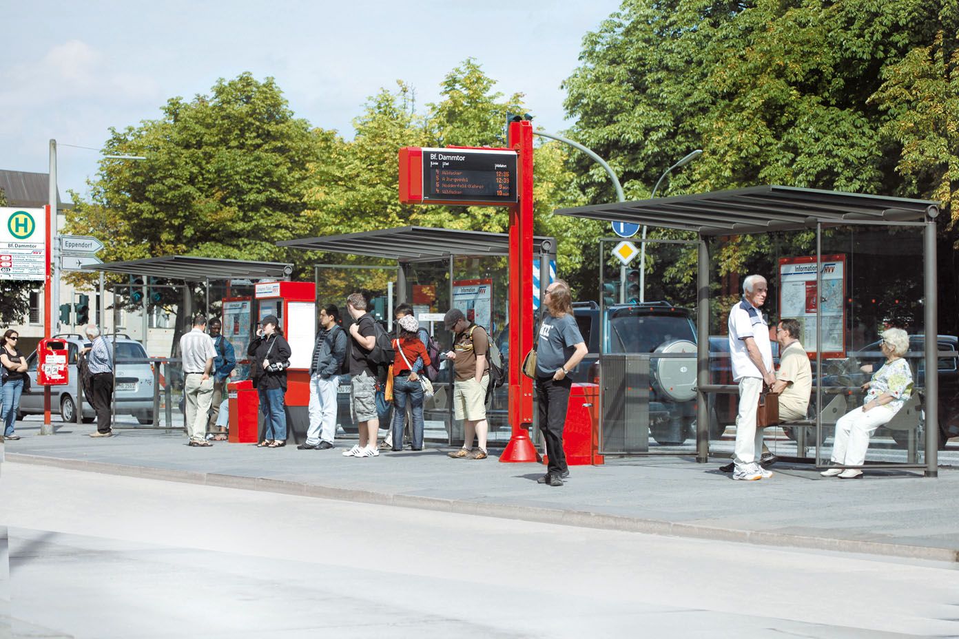 Fahrgastinformationsanzeige, wie man sie heute kennt, hier an der Haltestelle Dammtor.