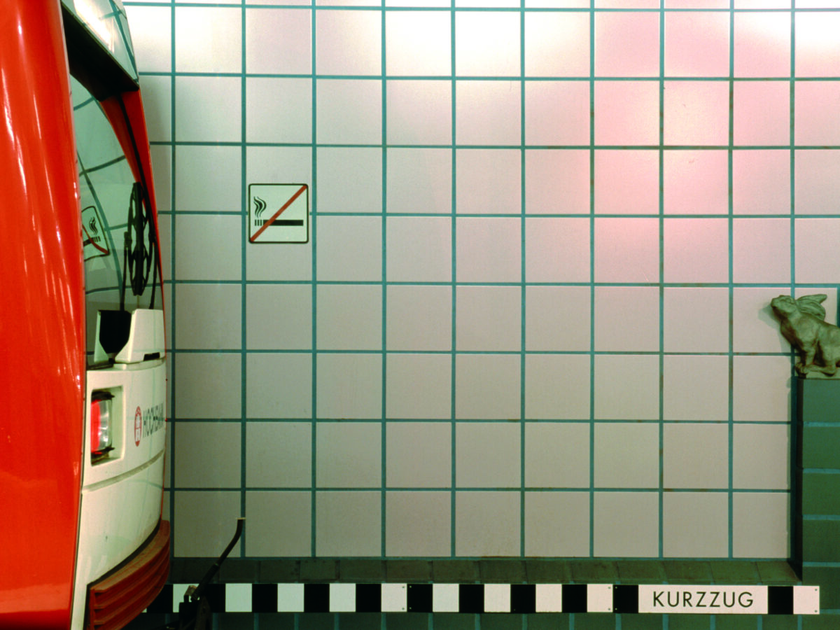 Links im Bild ist eine U-Bahn zu erkennen, rechts ein kleiner Hase.