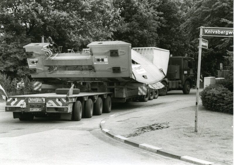 Der Transport von Baustellenteilen im Jahr 1987.