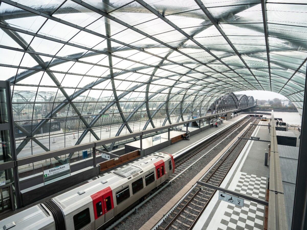Zug an der U Elbbrücken