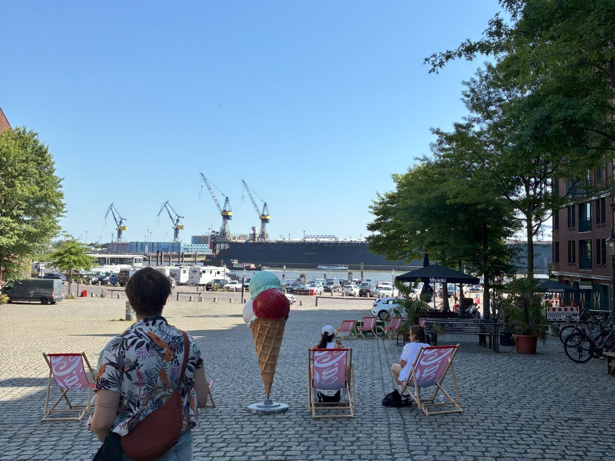 Foto vom Fischmarkt, im Hintergrund der Hamburger Hafen