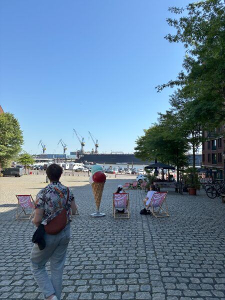 Foto vom Fischmarkt, im Hintergrund der Hamburger Hafen