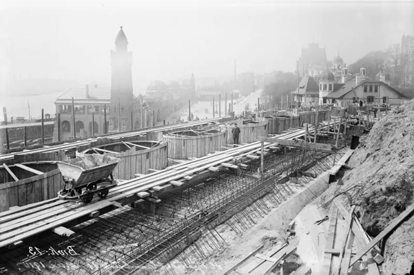Ein historisches Foto aus dem Jahr 1910 zeigt den Bau der Haltestelle Landungsbrücken.
