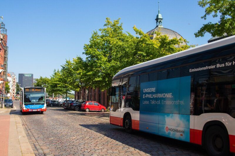 Zwei Busse der Linie 111 treffen sich auf Strecke.