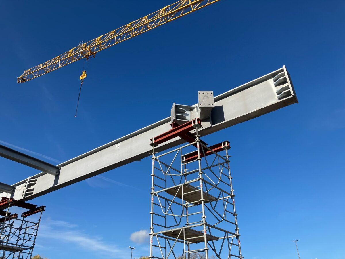 Wenn der Stahlbau abgeschlossen ist, geht es unter anderen mit dem Dach und den Außenbereichen weiter.