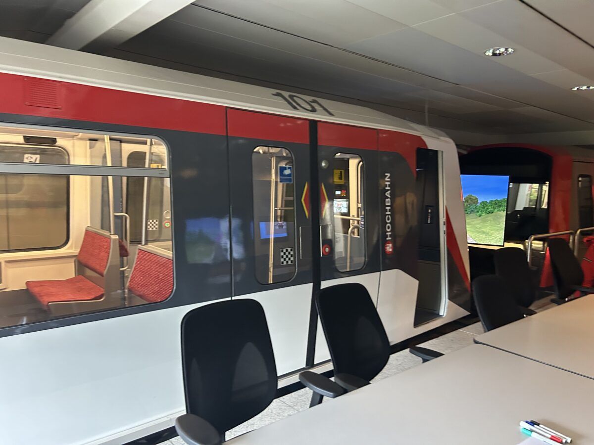 Im Schulungsraum stehen die beiden Simulatoren.