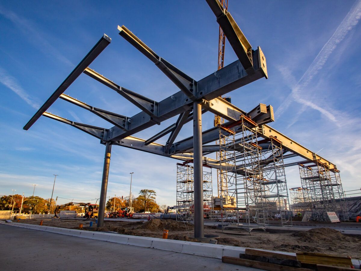 Die ersten Stahlträger sind bereits auf dem ZOB Harburg zu erkennen. © Salzgitter AG